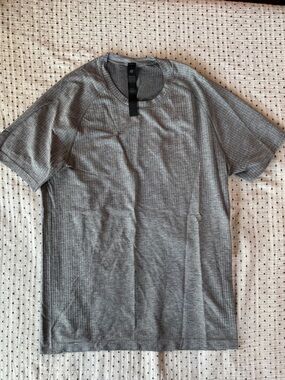 lululemon athletica Men's Heather Gray Short-Sleeve Metal Vent Tech